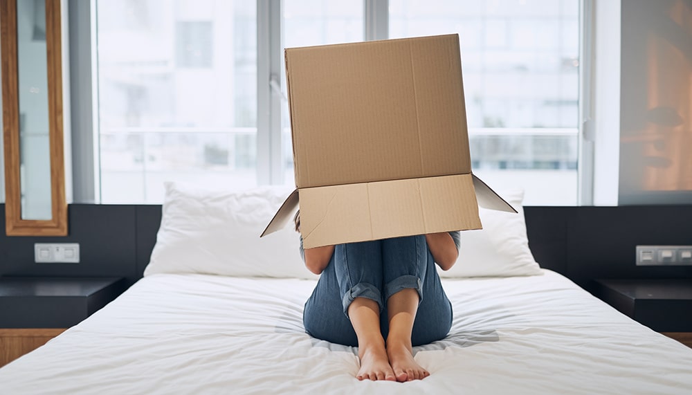 防音のためにダンボールを頭にかぶる対策の遮音性と危険性