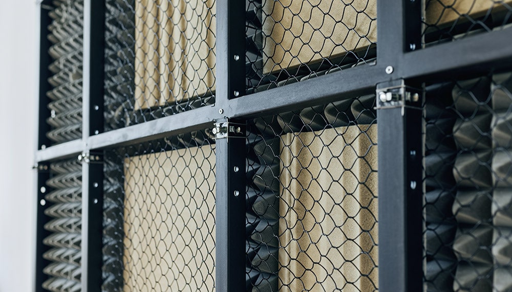 費用を抑えて防音仕切りを自作!突っ張りラックと吸音材の活用