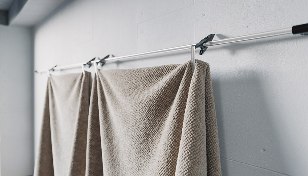 お金をかけずに防音！壁に毛布を吊るす吸音テクニック