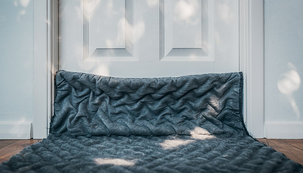 ドアに毛布や布団を使って隙間からの音漏れを防ぐ方法